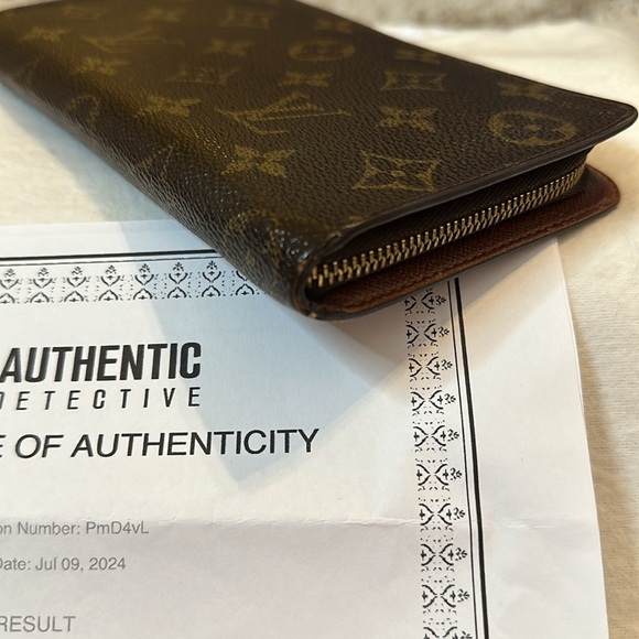 EUC Louis Vuitton full zip wallet - Picture 4 of 5